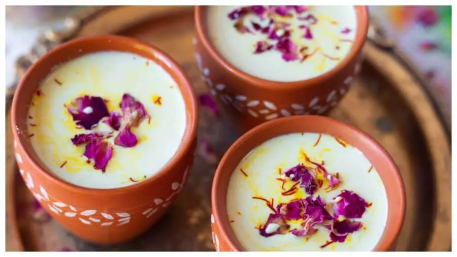 Holi Special Thandai Recipe: होली पर इस सिंपल रेसिपी से तैयार करें स्पेशल ठंडाई, स्वाद में लगेगी एक नंबर!