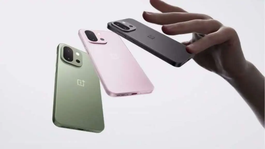 OnePlus: स्मार्टफोन तीन कलर वेरिएंट में – Black Velvet, Pink Satin और Green Silk के साथ कॉम्पैक्ट फ्लैगशिप डिजाइन में.