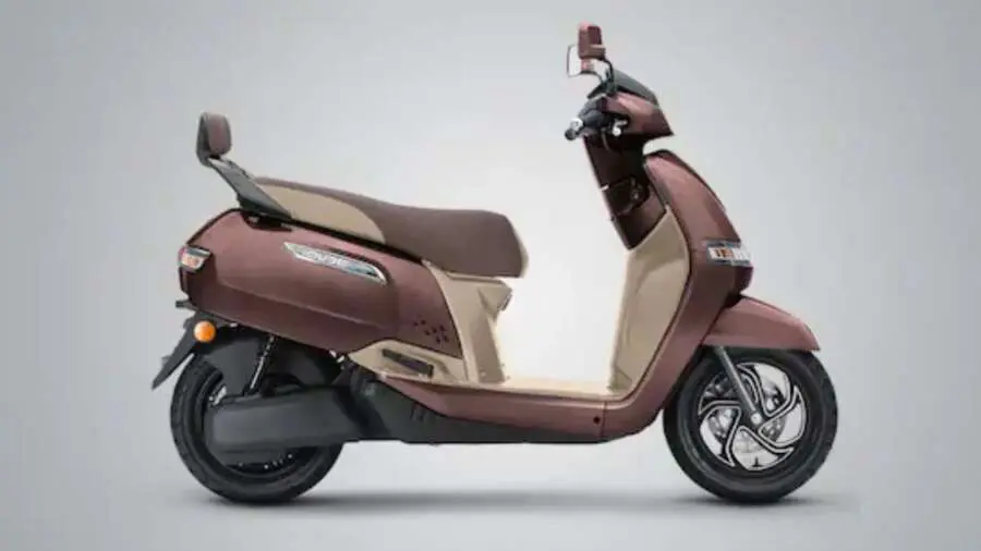 TVS iQube 3.1: इलेक्ट्रिक स्कूटर सफेद रंग में, नई 3.1 kWh बैटरी और स्टाइलिश ड्यूल-टोन डिज़ाइन के साथ.