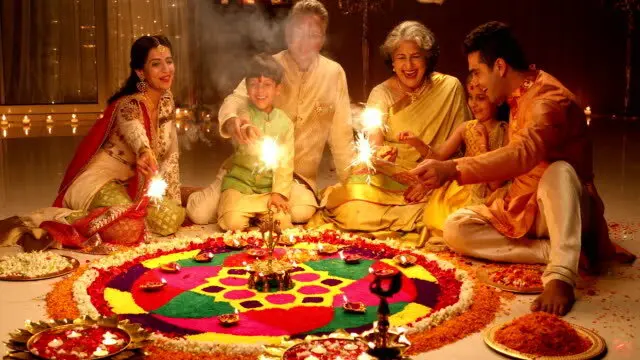 Deepawali 2025 दीये, रोशनी और लक्ष्मी-गणेश पूजा के साथ दिवाली उत्सव.