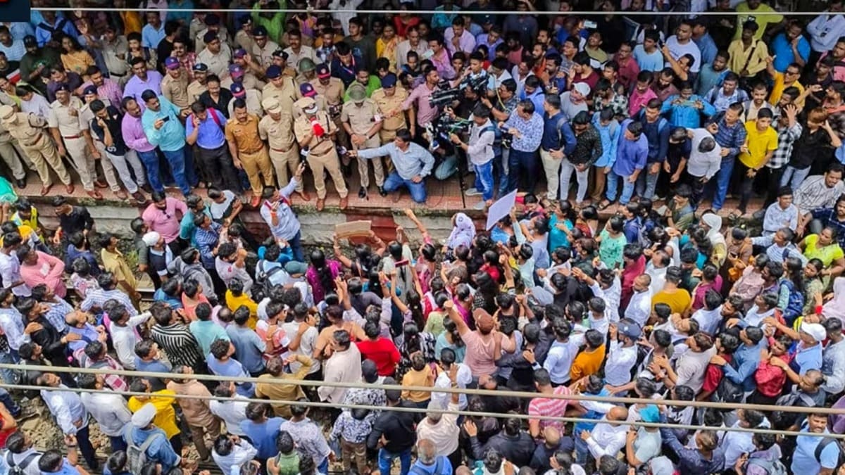 protest on sexual violence in badlapur maharastra