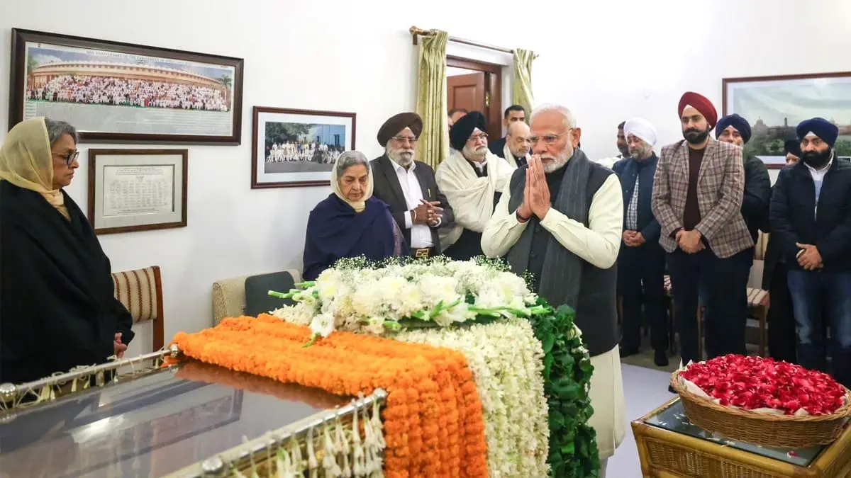 pm modi paying tribute to manmohan singh