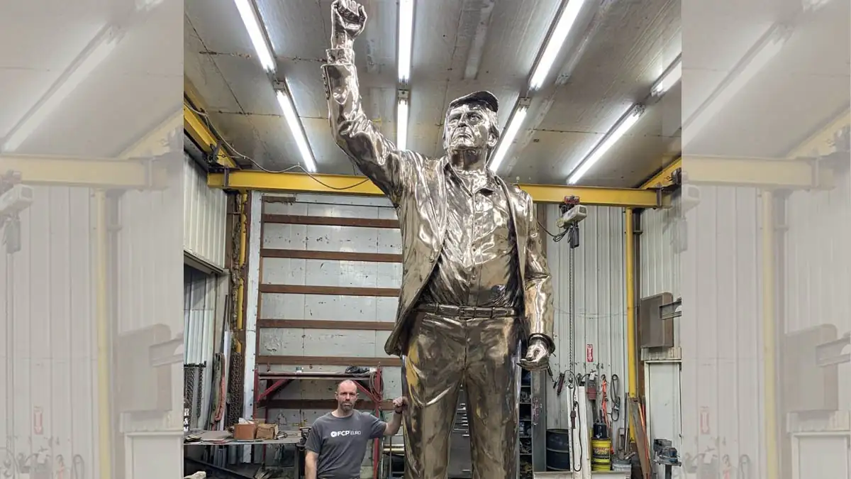 Donald Trump Statue: Shapath grahan se pehle kisne banayi bronze pratima