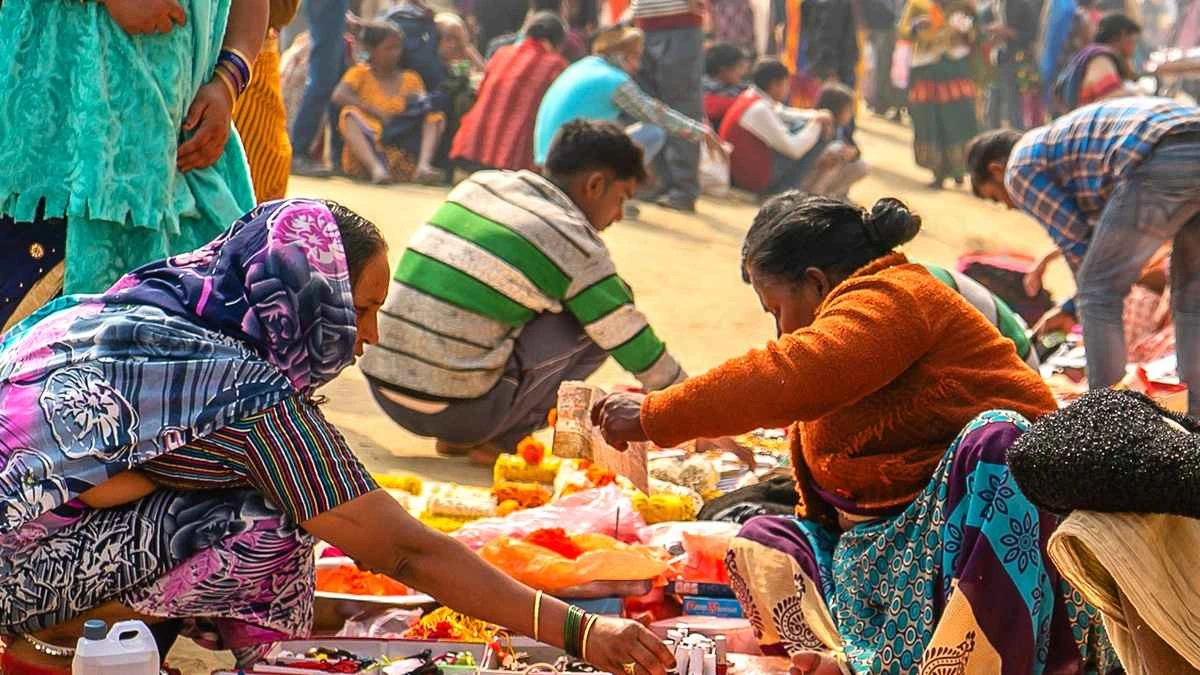 Mahakumbh 2025: Pujan samagri dukaanein aur pujari le ja rahe hain patra aur panchang