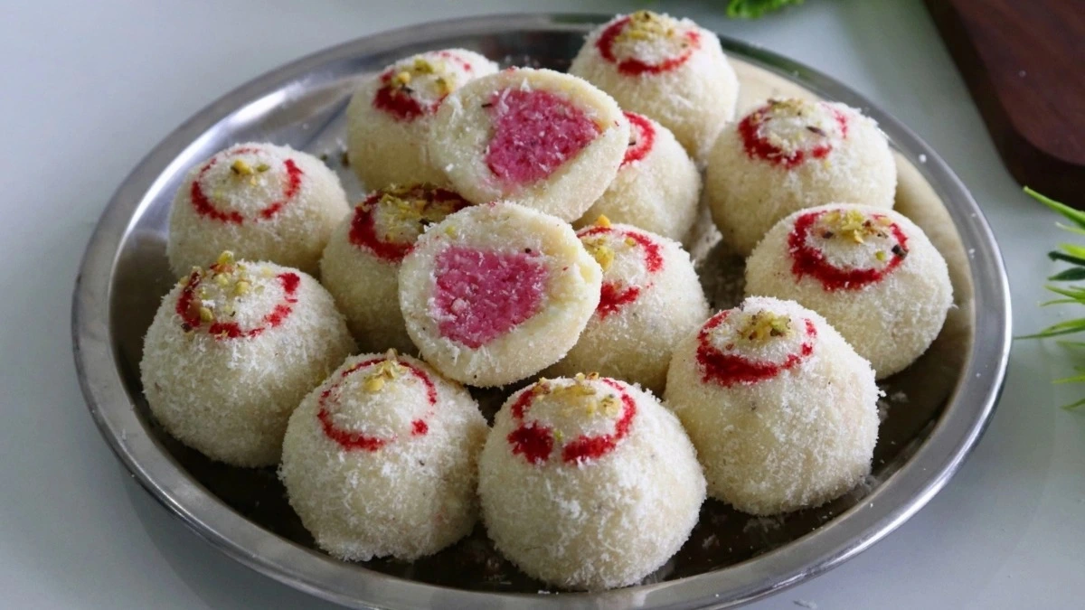 Nariyal ke Laddu Recipe: महाशिवरात्रि भोग के लिए झटपट बनाएं बाजार जैसे टेस्टी नारियल के लड्डू, ये रही सिंपल रेसिपी