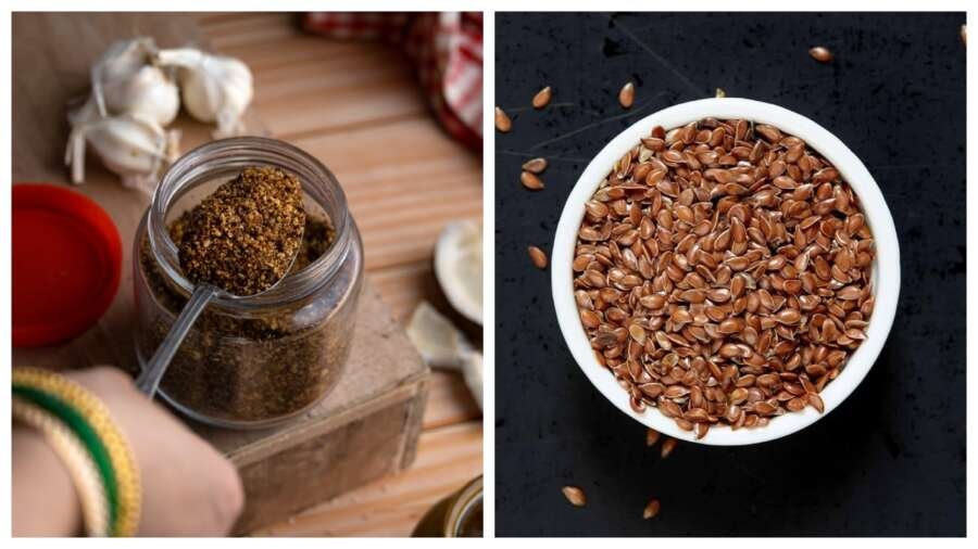 अलसी की चटनी एक कटोरी में परोसी गई, जिसमें तड़का लगा हुआ है, साथ में करी पत्ते और सूखी लाल मिर्च रखी हुई है।