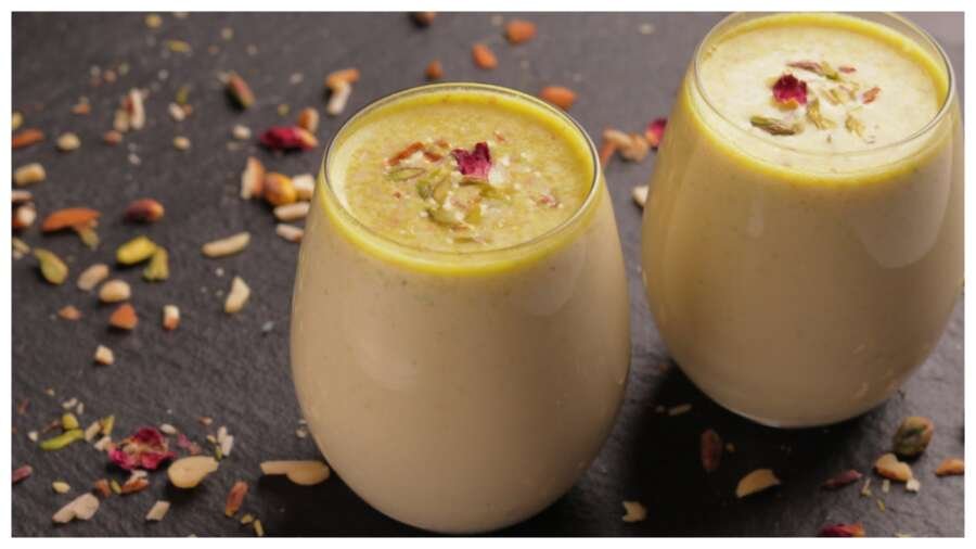 Badam Shake Recipe: गर्मी में तुरंत चाहिए ठंडक तो ट्राई करें हेल्दी और टेस्टी बादाम मिल्कशेक, ये रही इजी रेसिपी