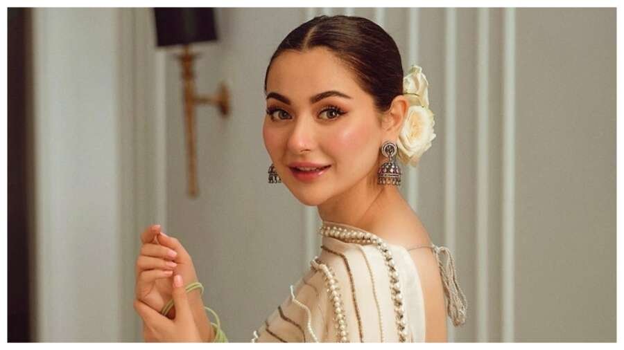 ईद 2025 के लिए ब्यूटी टिप्स – महिला गुलाबजल और एलोवेरा फेस पैक लगाते हुए, चमकती त्वचा के साथ मुस्कुराती हुई।