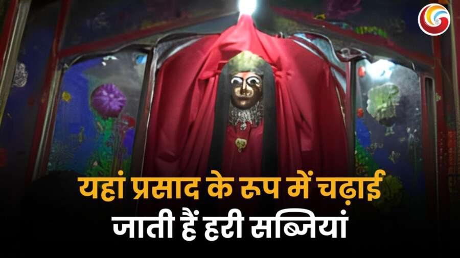 Kanpur Buddha Devi Mandir में भक्त देवी को हरी सब्जियों का भोग चढ़ाते हुए। यह मंदिर अपनी अनोखी परंपरा और 110 साल पुराने इतिहास के लिए प्रसिद्ध है।