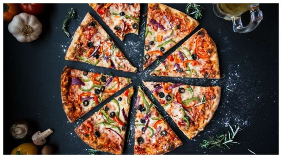 Pizza Benefits: पिज्जा खाने के नुकसान तो खूब सुने होंगे, आज जान लीजिए इसे खाने के 5 जबरदस्त फायदे
