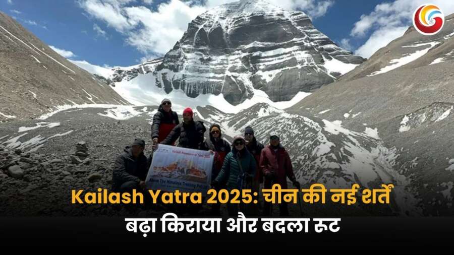 Kailash Yatra 2025: कैलाश पर्वत के सामने खड़े यात्रियों का समूह, कैलाश यात्रा 2025 की तस्वीर जिसमें चीन की नई शर्तों के कारण बदला हुआ रूट दिखाया गया है.