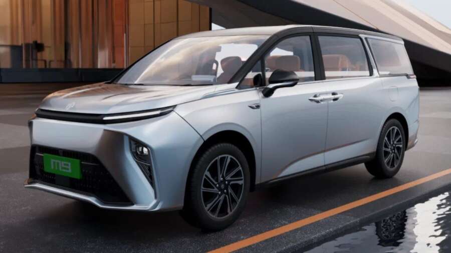 MG M9 2025 इलेक्ट्रिक MPV का प्रीमियम इंटीरियर और मॉडर्न एक्सटीरियर डिज़ाइन, ड्यूल सनरूफ और प्रेसिडेंशियल सीट्स के साथ.