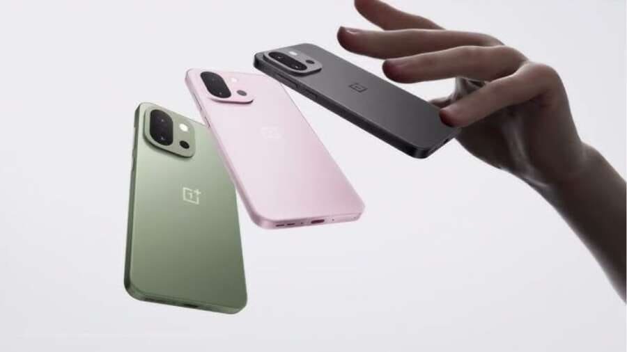 OnePlus: स्मार्टफोन तीन कलर वेरिएंट में – Black Velvet, Pink Satin और Green Silk के साथ कॉम्पैक्ट फ्लैगशिप डिजाइन में.