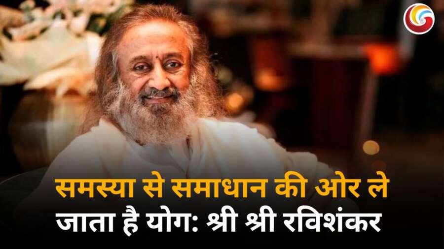 Sri Sri Ravi Shankar Yoga Teachings: श्री श्री रविशंकर के योग शिक्षाओं को दर्शाने वाला एक ध्यानमग्न योगी, जो शांति और संतुलन का प्रतीक है.